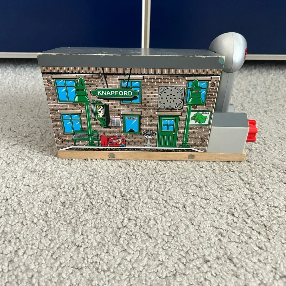 2007 Thomas the Train Knapford Station with Microphone and Light up Sounds - Picture 10 of 12